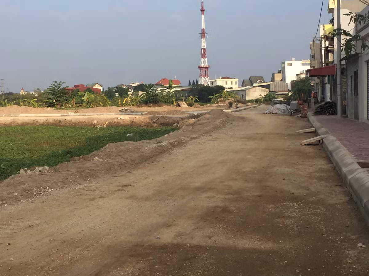 Mặc dù UBND tỉnh Hải Dương đã phê duyệt kết quả lựa chọn nhà đầu tư, theo đó Công ty CP Đầu tư Newland là nhà đầu tư thực hiện Dự án Đầu tư xây dựng Khu nhà ở phường Nhị Châu gần 2 năm, nhưng đến nay những tranh chấp, kiến nghị của các hộ dân đối với Nhà đầu tư, với các cấp chính quyền liên quan vẫn kéo dài và chưa có dấu hiệu chấm dứt.