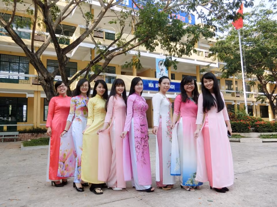Được biết, đầu năm 2017 tới đây Thùy Dung và các sinh viên sư phạm cùng khóa khác sẽ có thêm một đợt thực tập nữa trước khi tốt nghiệp ra trường. Bản thân Thùy Dung đang khá háo hức và cố gắng chuẩn bị thật kỹ lưỡng cho kỳ thực tập này bởi đây là dịp để cô áp dụng những kiến thức học trên giảng đường vào thực tế, cũng là cơ hội quý giá để cô có thêm được tình cảm, sự gắn bó với nhiều học sinh khác.