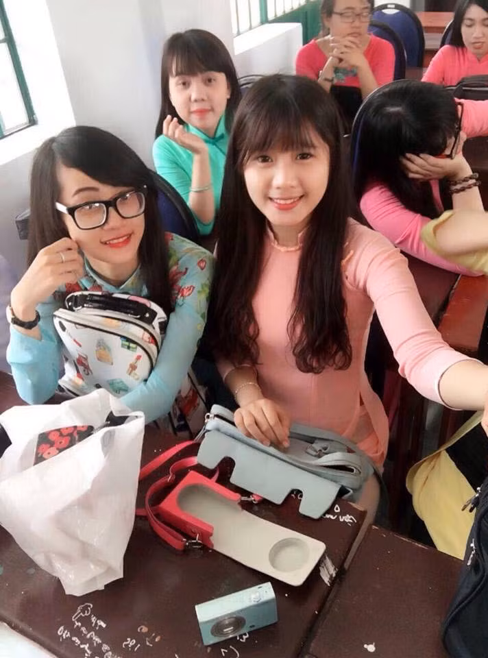 Theo tìm hiểu, cô giáo hot girl xinh đẹp đang khiến cộng đồng mạng Việt "phát sốt" tên thật là Lại Nguyễn Thùy Dung, sinh năm 1996 hiện là sinh viên của trường Cao đẳng Sư Phạm và đang thực tập tại trường THCS Phước Nguyên Bà Rịa - Vũng Tàu. Theo tiết lộ của Thùy Dung, những bức ảnh mà dân mạng Việt đang chia sẻ rầm rộ trong khoảng 2 ngày gần đây thực chất đã được cô chụp từ hồi tháng 5/2016 trong đợt thực tập đầu tiên của chuyên ngành sư phạm.