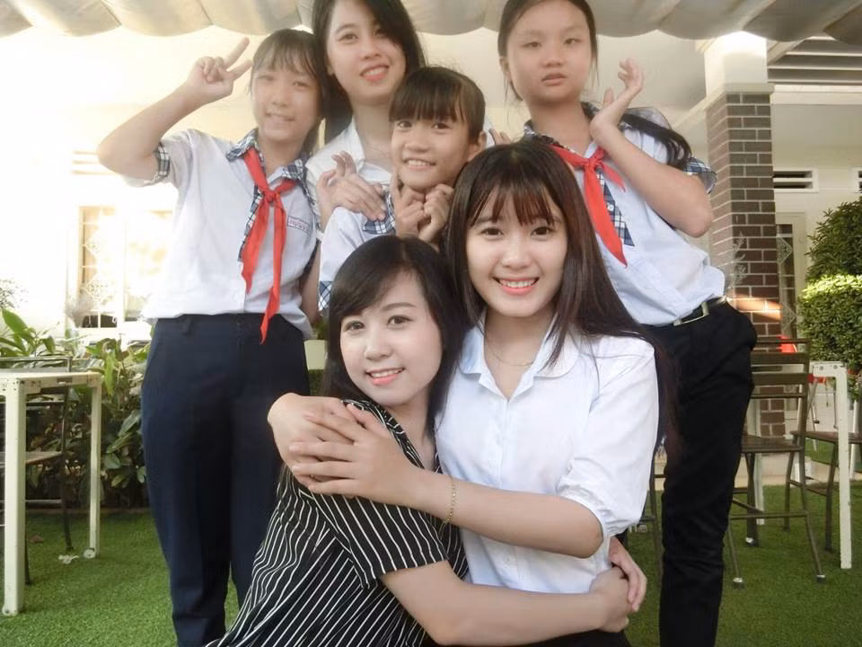Chỉ trong một khoảng thời gian ngắn, bức ảnh đã có được hơn 7 nghìn lượt thích cùng hàng trăm lượt chia sẻ. Không chỉ xuất hiện ở một nơi mà hình ảnh của cô giáo thực tập xinh đẹp còn được lan truyền đến nhiều fanpage, hội nhóm quen thuộc của cộng đồng mạng Việt Nam. Và cũng không mất quá nhiều thời gian, dân mạng Việt cũng đã có được những thông tin đầu tiên về danh tính cũng như tuổi thật và nơi làm việc của cô giáo trẻ đẹp này.
