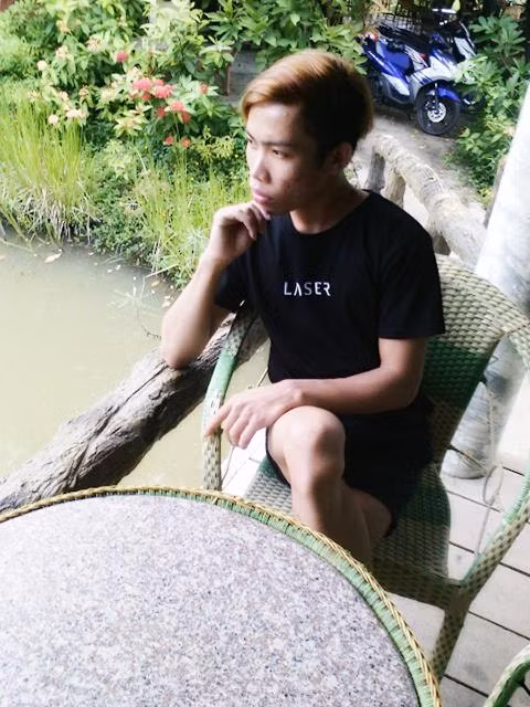 Tùng Sơn xuất hiện ở các sự kiện đã khiến một số nghệ sĩ bức xúc, nay cậu ta hoạt động ngày một bài bản, có kế hoạch hơn cũng lại khiến nhiều dân mạng lo lắng. Lo lắng bởi sự giúp sức của mạng xã hội cùng tâm lý tò mò, thích những điều mới lạ của số đông các bạn trẻ hiện nay... đến một ngày nào đó Tùng Sơn sẽ càng trở nên "nổi tiếng" hơn theo cách của riêng mình và dù không muốn nhưng một số bạn trẻ vẫn hàng ngày, hàng giờ thấy hình ảnh, tin tức liên quan đến nhân vật này xuất hiện đầy rẫy trên new feed trang cá nhân của mình. Ảnh trong bài: Facebook nhân vật.