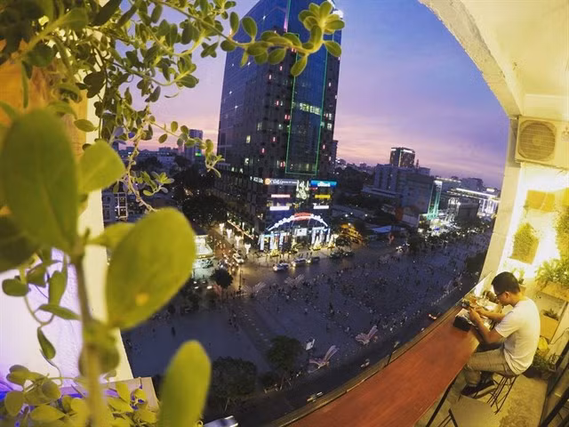 Với một không gian tuyệt vời như vậy, ngoài là nơi uống cafe, thư gian, trò chuyện với bạn bè... các khu chung cư cafe còn trở thành nguồn cảm hứng, đề tài của rất nhiều bạn trẻ mê nhiếp ảnh nghệ thuật. Trên fanpage của những hội chơi ảnh hoặc máy ảnh film ở Sài Gòn, hình ảnh chung cư cafe trên đường Nguyễn Huệ xuất hiện rất thường xuyên và luôn tạo ra nhiều cảm xúc với các bạn trẻ.