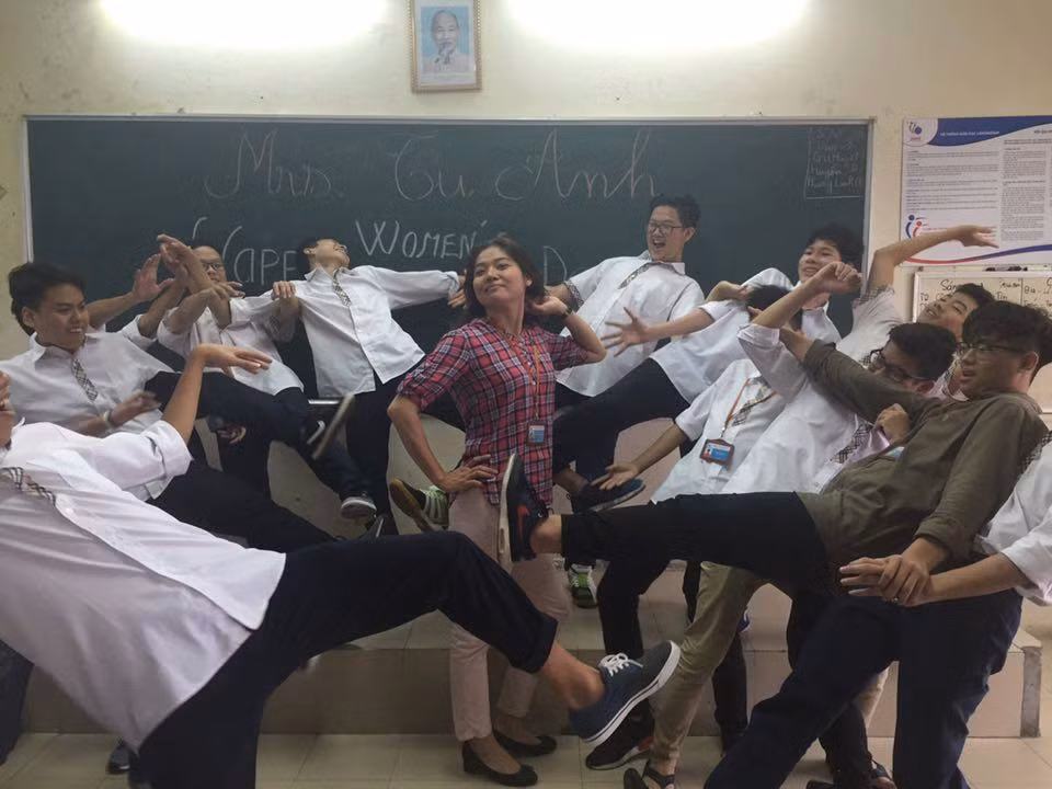 Qua mung 20/10 khien giao vien “ngay ngat” cua teen THPT Lomonoxop