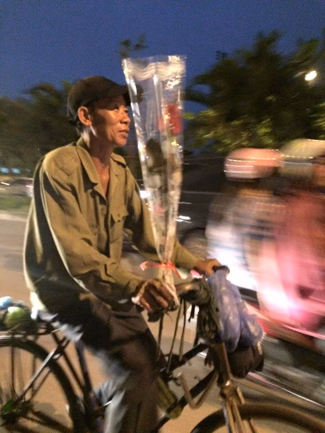 Dù giá trị bông hoa mà người đàn ông nghèo dành cho vợ rất đỗi khiêm nhường nhưng tình yêu thương bền bỉ, son sắt mà vợ chú Đoan nhận được từ chồng là niềm ao ước của nhiều phụ nữ. Giữa xã hội hiện đại ngày nay, giá trị đồng tiền làm đảo lộn nhiều thứ, người ta vẫn bảo phải giàu sang mới hạnh phúc, ấy vậy mà kể cả khi phụ nữ sống một cuộc đời nghèo khó nhưng người đàn ông của họ vẫn luôn dành hết những điều tốt đẹp nhất cho họ, đó mới là điều tuyệt vời. Lời tâm sự giản dị, thật thà của chú Đoan chia sẻ khiến không ít người phải suy ngẫm, dù nhà không có điều kiện nhưng chú vẫn muốn vợ được đầy đủ như người ta. Ảnh: Hồng Phú.