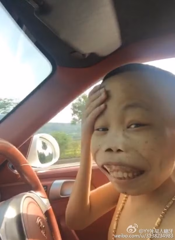 Trần Sơn được gọi là "đại gia" bởi lẽ anh ta thường xuất hiện trong nhiều bức ảnh, clip khoe sự giàu sang, lắm tiền của. Thời điểm hơn 1 năm trước, Trần Sơn liên tục làm "đảo điên" cộng đồng mạng Trung Quốc với những đoạn clip quay cảnh ngồi trong siêu xe "sang chảnh", cổ đeo dây chuyền vàng và nói nhiều câu quái dị. Dù có vẻ ngoài xấu đến mức "ma chê quỷ hờn" nhưng Trần Sơn cũng gây sốc khi sở hữu khá nhiều đoạn video chứng minh khả năng "tán gái" siêu đẳng của mình. Đã có thời điểm bên cạnh nhân vật quái dị, xấu xí này luôn có một vài cô gái xinh đẹp, thậm chí sẵn sàng quay clip ngay trên giường với anh ta.