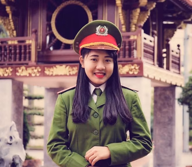 Nu thu khoa cua Hoc vien Canh sat Nhan dan