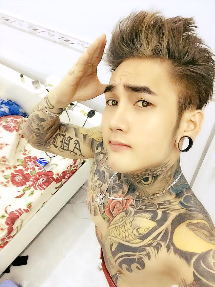 Anh chàng đẹp trai, xăm mình chi chít gây sốt mạng tên thật là Lê Hoàng Anh, sinh năm 1988 đến từ thành phố Rạch Giá, Kiên Giang. Cách đây khoảng gần 1 năm, Hoàng Anh đã từng được rất nhiều người nhắc tên khi khoe một hình xăm rồng rất lớn cùng một bức ảnh thu hút đến gần 1 triệu lượt thích.