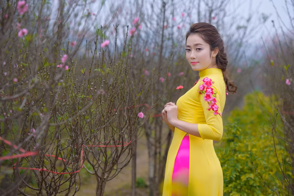 Kệt Kê Sỏn, sinh năm 1994 là hot girl Lào rất nổi tiếng của trường Đại học Dược, Hà Nội, được đông đảo sinh viên, bạn trẻ, cư dân mạng biết đến và yêu quý. Từng gây chú ý với nhiều bộ ảnh chụp với áo dài, Kệt Kê Sỏn chứng minh bản thân mình rất yêu thích, say mê vẻ đẹp của bộ quốc phục Việt Nam.