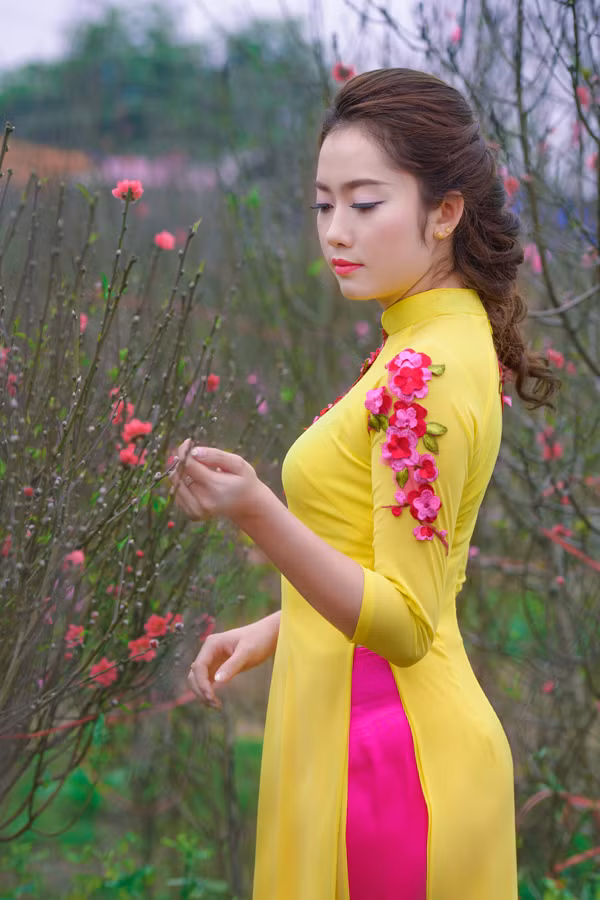 Theo tìm hiểu, Kệt Kê Sỏn có bố là người Lào, mẹ là người Việt. Sinh ra và lớn lên tại Viêng Chăn, Lào, nhưng vài năm gần đây, Kệt Kê Sỏn lại sang Việt Nam học tập. Hiện cô hot girl Lào này là sinh viên năm 3, lớp A1K68 trường Đại học Dược Hà Nội.