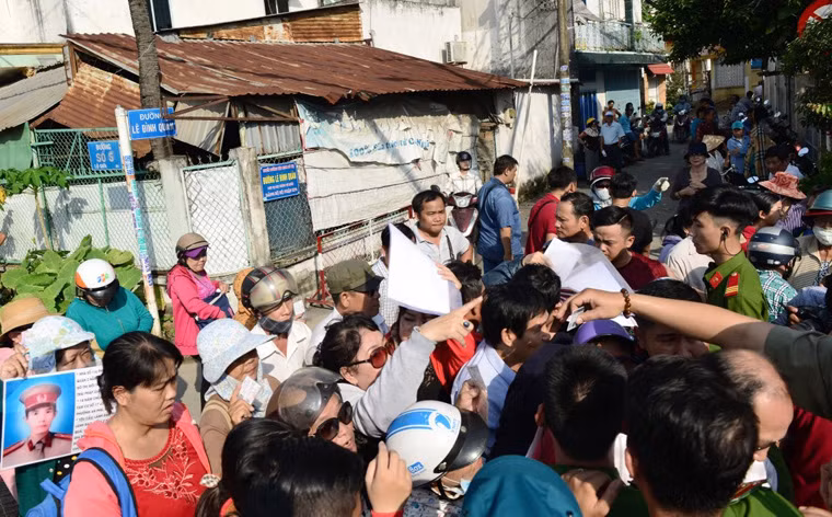 Tuy nhiên, chỉ một số hộ có giấy mời được vào trong, những người khác phải ở ngoài tạo nên cảnh tượng nhốn nháo.