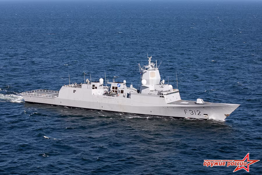Otto Sverdrup (F312) có lượng giãn nước toàn tải 5.290 tấn, dài 134m, thủy thủ đoàn 120 người. Tàu được thiết kế phần thượng tầng độc đáo tích hợp một phần công nghệ hệ thống chiến đấu Aegis danh tiếng - radar mạng pha bị động AN/SPY-1F cung cấp khả năng năng phòng không cấp hạm đội rất mạnh. Nguồn ảnh: Arms-Expo