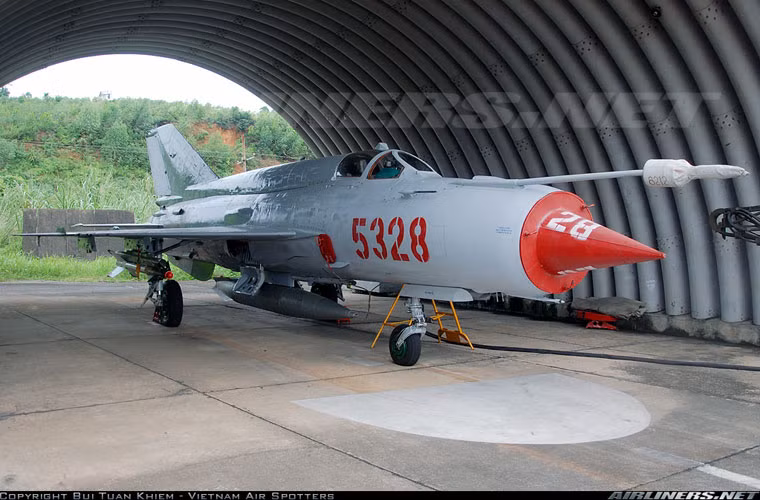 Sau khi MiG-21 nghỉ hưu, không quân ta chắc chắn còn thừa số lượng lớn các đạn tên lửa không đối không P-13M hay là R-13M – phiên bản của dòng tên lửa Vympel K-13. Đây là loại tên lửa đã được ta sử dụng rất thành công trong cuộc kháng chiến chống Mỹ, bắn hạ nhiều loại máy bay chiến đấu hiện đại, trong đó có cả “Pháo đài bay” B-52, tiêm kích F-4 Phantom II. Nguồn ảnh: Airlines.net