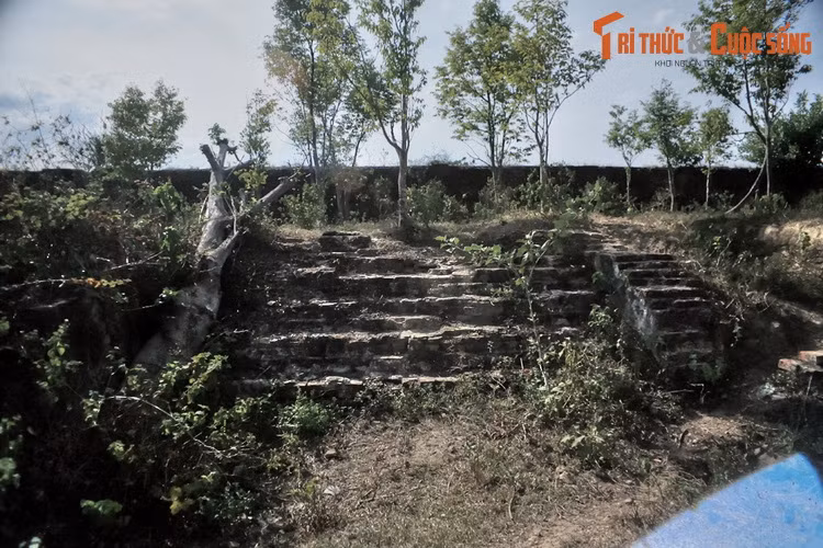 Nằm bên một khúc ngoặt của sông Hương ở Đông Bắc Kinh thành Huế, Trấn Bình đài là một công trình cổ từng có vai trò đặc biệt quan trọng về mặt quân sự của Huế, nhưng ngày nay hầu như đã bị rơi vào quên lãng.