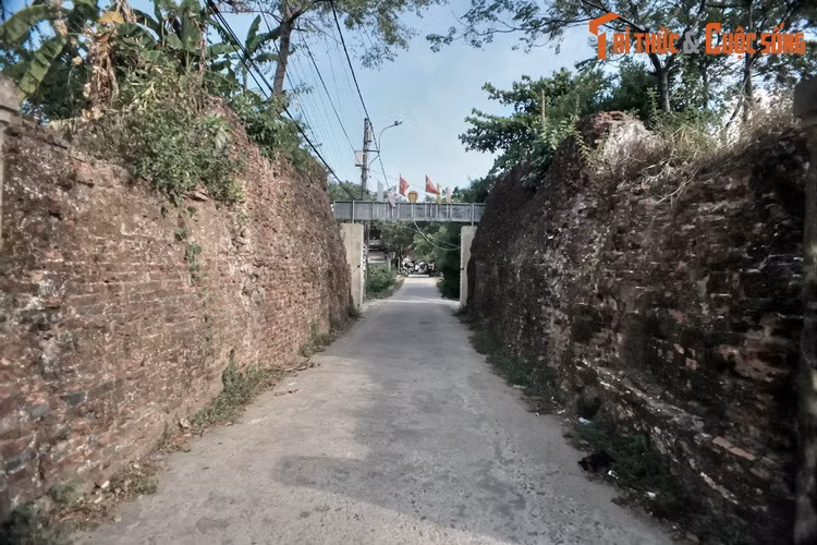 Còn Trường Định môn đã bị phá hủy, chỉ còn lại dấu tích mờ nhạt là những lớp gạch cổ sót lại hai bên lối vào Trấn Bình Đài.