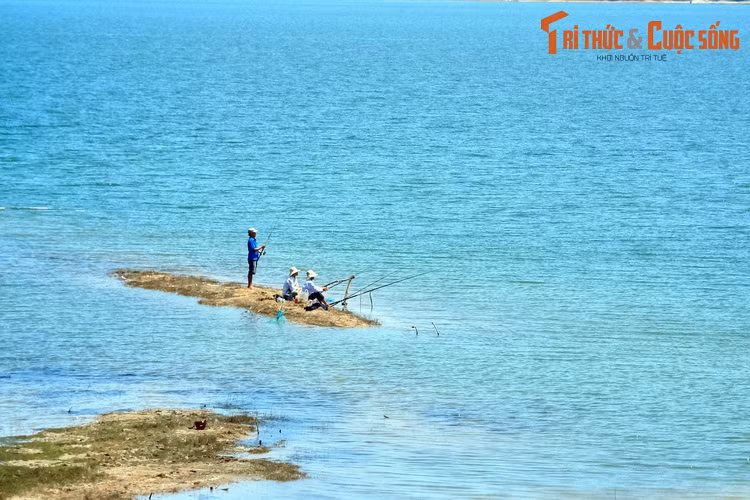 Hồ có không gian rộng lớn, quang cảnh thiên nhiên rất đẹp và thơ mộng. Cuộc sống của cư dân quanh hồ cũng có nhiều điều lý thú, mời gọi du khách đến khám phá.