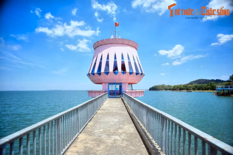 Bên cạnh núi Bà Đen, Tây Ninh còn có một biểu tượng trứ danh khác, đó là hồ Dầu Tiếng. Có diện tích mặt nước là 270 km² và 45,6 km² đất bán ngập nước, đây là hồ nhân tạo có lớn nhất Việt Nam.