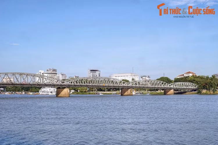 2. Bắc qua sông Hương, nối liền hai phường Phú Hòa và phường Phú Hội, cầu Trường Tiền là công trình kiến trúc thuộc địa nổi tiếng bậc nhất Cố đô Huế. Cầu được xây dựng từ năm 1897-1899 theo thiết kế của kiến trúc sư nổi tiếng người Pháp Gustave Eiffel, ban đầu được gọi là cầu Thành Thái.