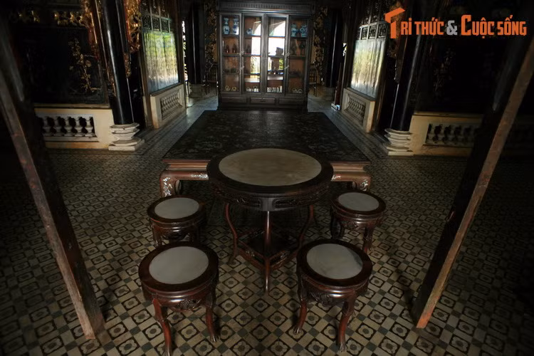 Còn Huỳnh Thuỷ Lê lúc đó là một thiếu gia sở hữu một khối tài sản khổng lồ, lại vừa du học Pháp trở về, tương lai vô cùng tươi sáng. Margueritte phải lòng chàng công tử như một lẽ tất yếu. Huỳnh Thuỷ Lê cũng say mê cô gái da trắng trẻ người non dạ.