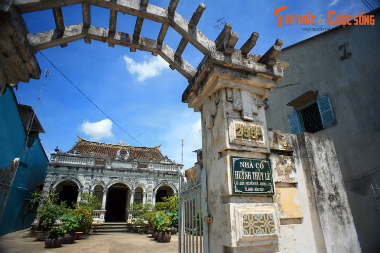 Nằm bên bờ sông Tiền, ở địa chỉ số 255A đường Nguyễn Huệ, thành phố Sa Đéc, tỉnh Đồng Tháp, nhà cổ Huỳnh Thủy Lê được đánh giá là một trong những dinh thự cổ đẹp nhất Nam Bộ. Đây cũng là địa điểm gắn liền với một câu chuyện tình nổi tiếng thế giới.