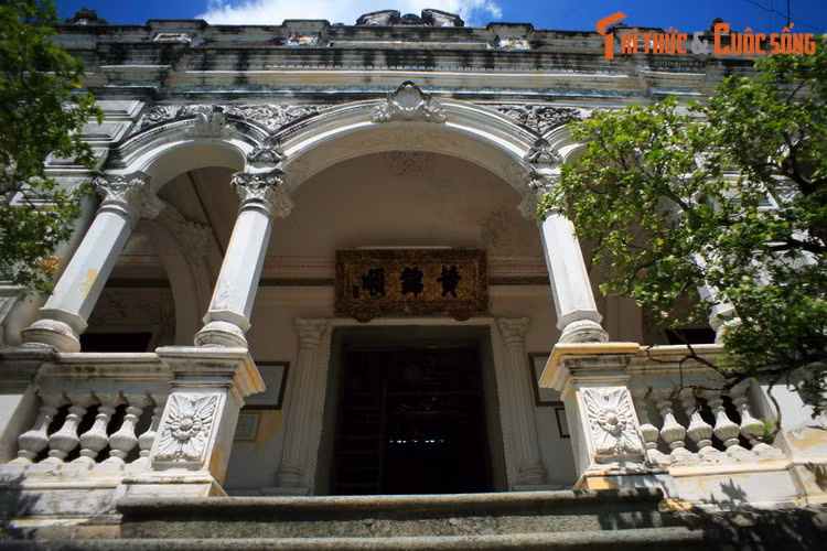 Câu chuyện bắt đầu tại Sa Đéc vào thời Pháp thuộc, năm 1929. Khi đó Margueritte mới là một cô gái 15 tuổi, sống ở Sa Đéc cùng mẹ - hiệu trưởng một trường ở thị xã Sa Đéc.