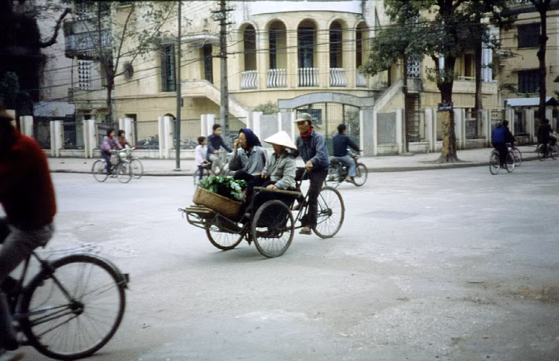 Chiếc xích lô đi qua ngã tư Quang Trung - Nguyễn Du.