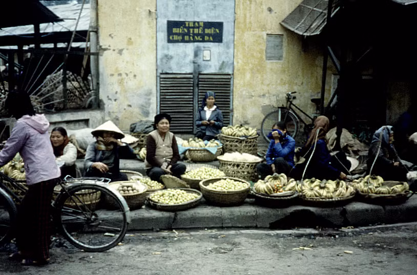 Các hàng bán chuối và chanh cạnh trạm biến thế chợ Hàng Da.