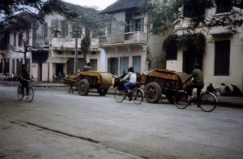 Xe bờ chở gạch đi ngang qua những ngôi nhà mang kiến trúc thời thuộc địa.