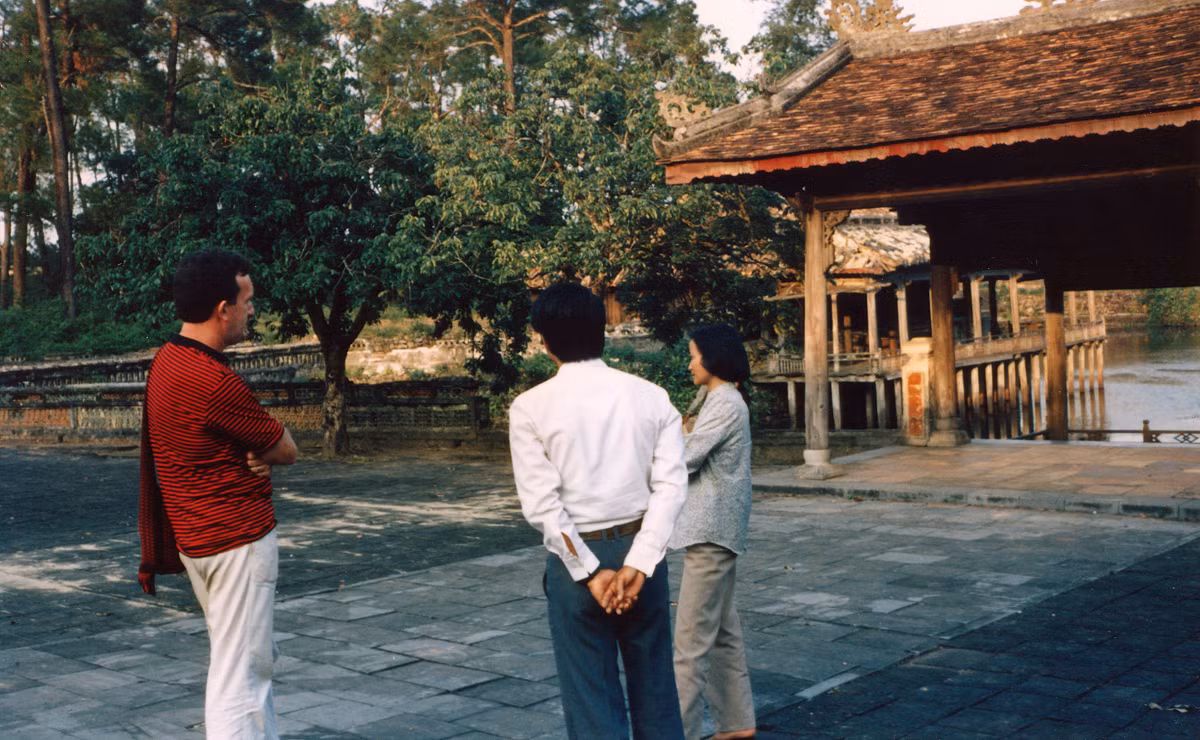 Trên sân trước điện Hòa Khiêm ở lăng Tự Đức.