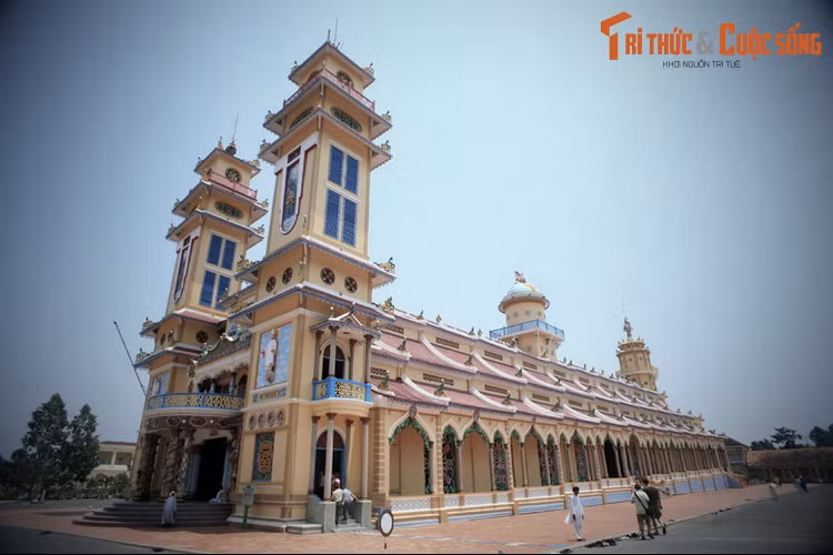  1. Hình tượng Long Mã. Tổng thể Tòa Thánh Tây Ninh mang hình tượng Long Mã, một linh vật của người Á Đông. Trong đó, mặt tiền là đầu Long Mã, hai lầu chuông và trống là hai sừng, khu vực Bát Quái Đài nằm phía cuối là phần đuôi.