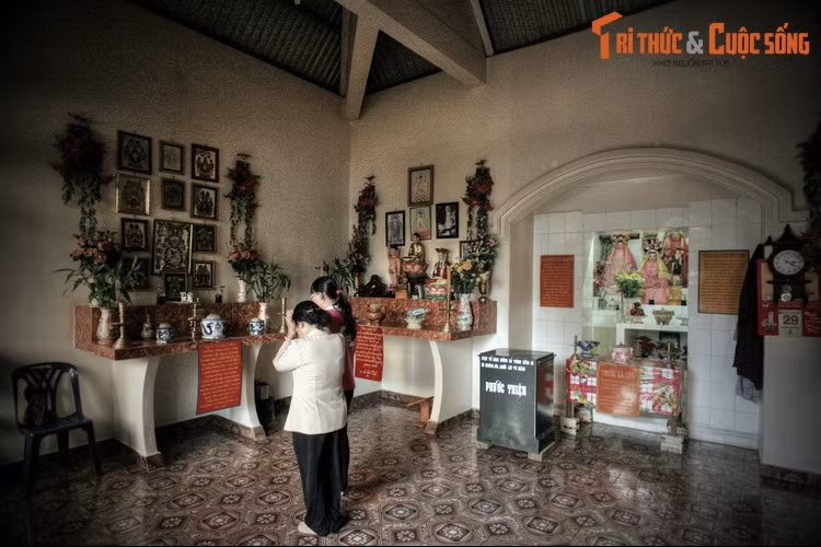 Tuy nhiên, theo thông tin chính thức của người trông miếu Ba Cô thì ngôi miếu này do là ông Đặng Hà và bà Nguyễn Thị Biện lập dưới thời Pháp thuộc, sau khi hai ông bà từ Bình Định lên đây tìm miền đất mới và trốn lính.