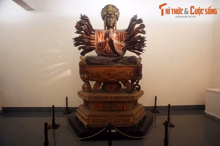 2. Được lưu giữ ở Bảo tàng Mỹ thuật Việt Nam, Bảo vật quốc gia - tượng Quan Âm Thiên Thủ Thiên Nhãn chùa Hội Hạ là một trong những tác phẩm điêu khắc cổ đồ sộ và tinh xảo bậc nhất Việt Nam. Vốn là tượng thờ của chùa Hội Hạ (Vĩnh Phúc), tác phẩm được tạc từ thế kỷ 16.