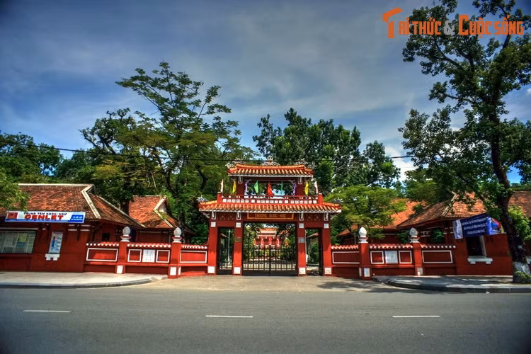 1. Thành lập vào năm 1896, trường Quốc Học Huế là một trong những ngôi trường lâu đời và nổi tiếng nhất Việt Nam. Trường được xây dựng trên nền của Dinh Thủy sư ở bờ Nam sông Hương, ban đầu chỉ là một ngôi trường kiểu cũ với ba tòa nhà tranh vách đất.