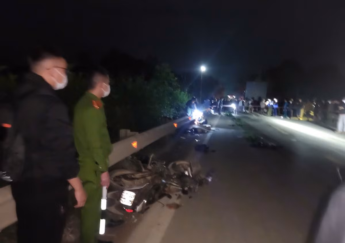 Ha Tinh: Xe may va cham xe dau keo, 2 hoc sinh tu vong