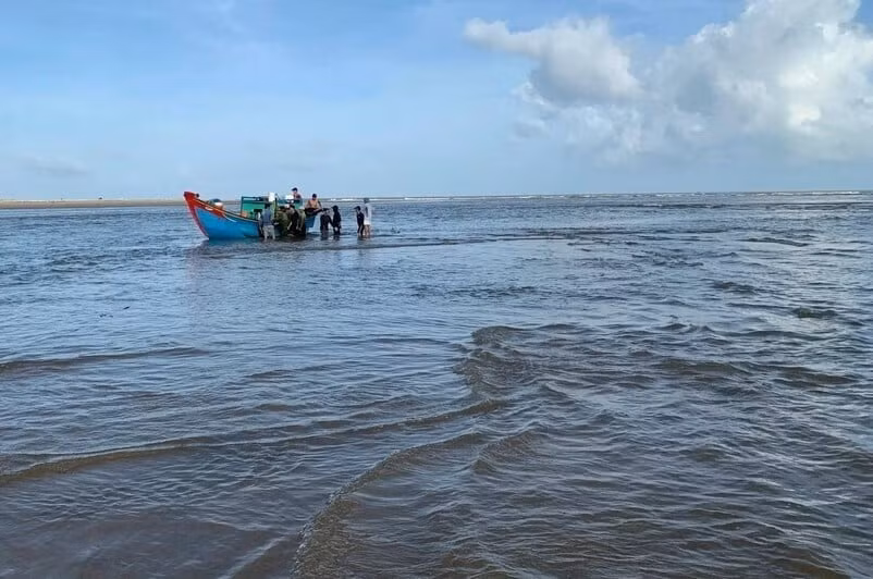 Tìm thấy thi thể ngư dân Quảng Trị sau 10 ngày mất tích trên biển Tim thay thi the ngu dan Quang Tri sau 10 ngay mat tich tren bien