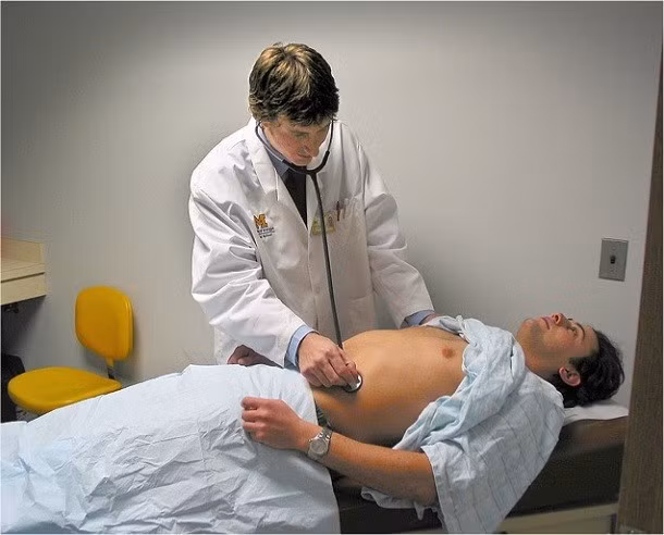 Thao tác khám nghiệm tử thi có thể khiến xác chết tạo ra âm thanh. Sự kết hợp cộng hưởng của hiện tượng tê cứng bao gồm cả các cơ bắp dây thanh quản và khí tiết ra bởi vi khuẩn trong ruột của chúng ra có thể khiến xác chết phát ra những tiếng rên, rít kinh hoàng.