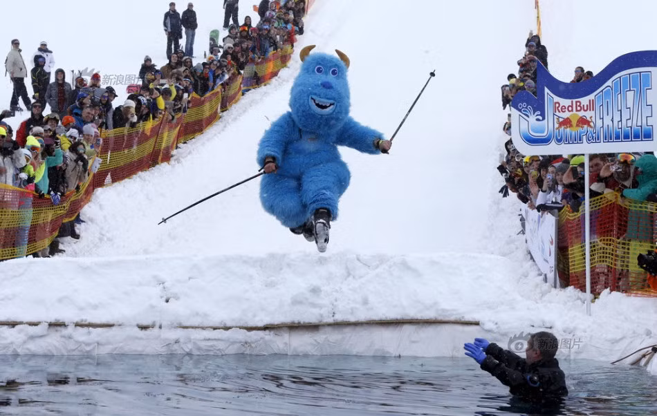 Mới đây, cuộc thi trượt tuyết kỳ quặc mang tên "Red Bull Jump and Freeze" đã được tổ chức tại khu nghỉ dưỡng mùa đông Gudauri tại vùng núi Kavkaz thuộc Gruzia, thu hút hàng ngàn người tới xem và cổ vũ cũng như sự quan tâm của báo đài địa phương và thế giới. (Theo Sina)