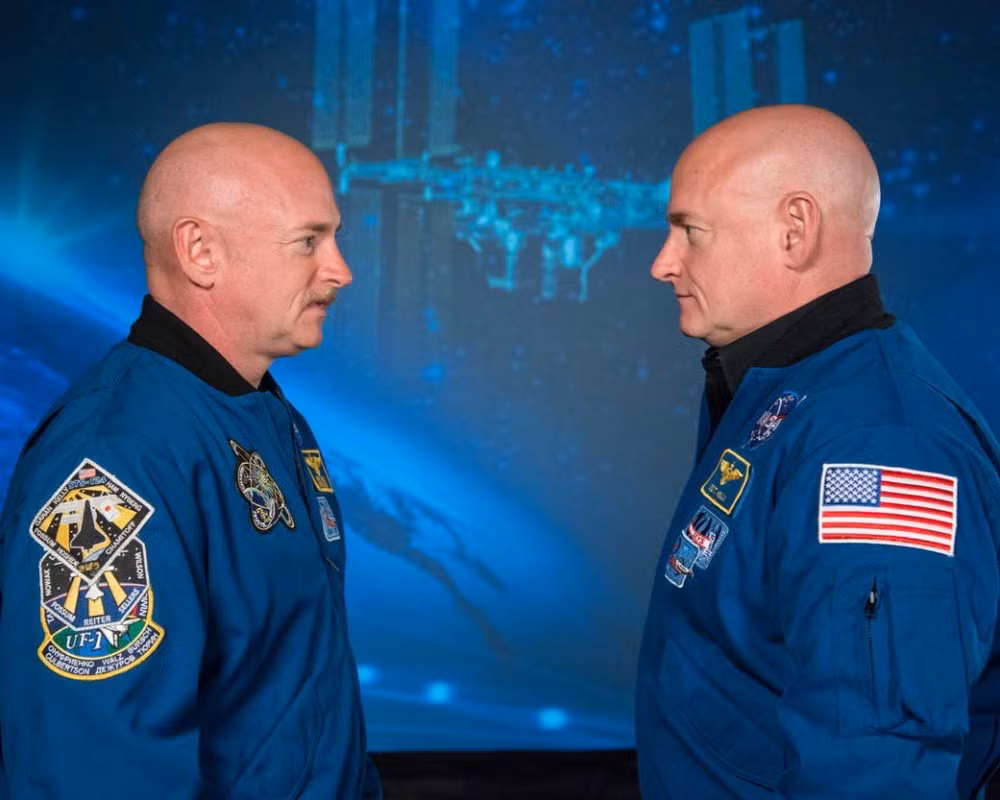 Người bật mí những sự thật về cuộc sống ngoài hành tinh là Scott Kelly, phi hành gia đã du hành 522 ngày trong không gian, sau đó quay trở lại Trái đất sau khoảng thời gian dài sinh sống ngoài Trái đất và các nhà khoa học có thể nghiên cứu những tác động của không gian trên cơ thể của phi hành gia này. Đầu tiên, Scott Kelly cao thêm khoảng 3,81cm mặc dù đã hết tuổi cao từ lâu. (Theo Emgn)
