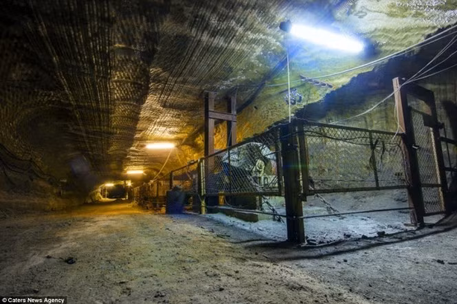 Nằm sâu 198m dưới bề mặt một thị trấn nhỏ thuộc Yekaterinburg, Nga là một tác phẩm nghệ thuật đẹp tuyệt mỹ đang chờ đợi được khám phá. Đó là một mỏ muối bỏ hoang đã nhiều năm với những vách tường và trần có hoa văn họa tiết kỳ ảo, được so sánh với với tàu vũ trụ của người ngoài hành tinh.