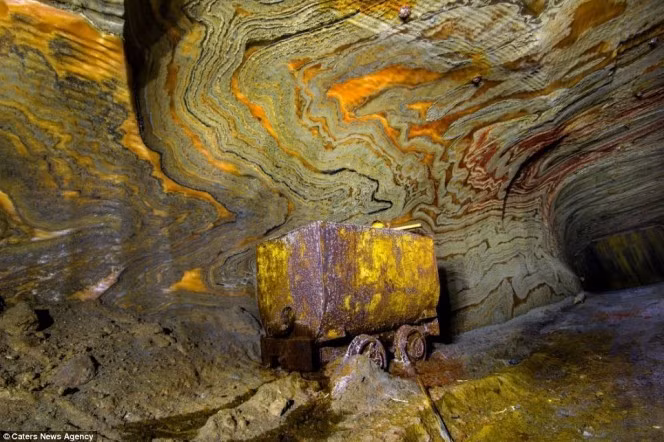 May mắn thay, nhiếp ảnh gia Mikhail Mishainik, một trong những tay săn ảnh đam mê khám phá đã hoàn thành tất cả những yêu cầu của cơ quan chức năng và được phép thám hiểm mỏ muối tráng lệ, hiếm thấy này.