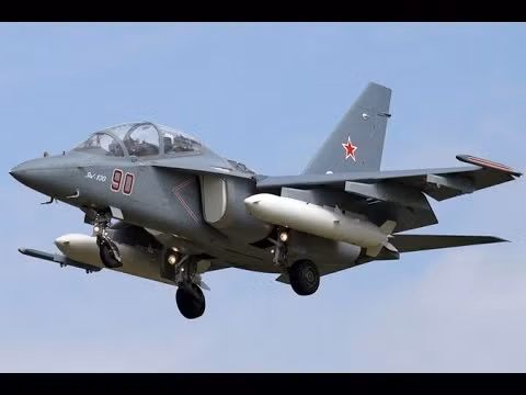 Nhỏ và linh hoạt nhưng lại có khả năng tấn công mạnh mẽ, Yak-130 cũng rất hữu dụng trong chiến tranh phi đối xứng và phù hợp với các nước có lực lượng không quân và ngân sách quốc phòng không quá lớn, trong khi nó vẫn có thể thực hiện được những nhiệm vụ dành cho tiêm kích đa nhiệm.