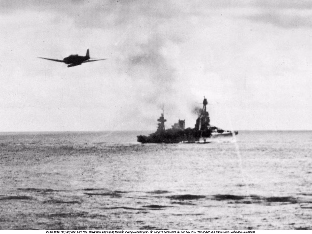 Tới tối ngày hôm đó, dù USS Hornet chưa chìm nhưng phía Mỹ cũng quyết định sẽ... tự đánh chìm con tàu này do không thể sửa chữa được nữa và quyết không để một tàu sân bay kiêu hãnh của Mỹ bị... đánh chìm bởi Không quân Hải quân Nhật. Số phận của USS Hornet kết thúc vào lúc 01:35 ngày 27/10/1942. Nguồn ảnh: Flickr.
