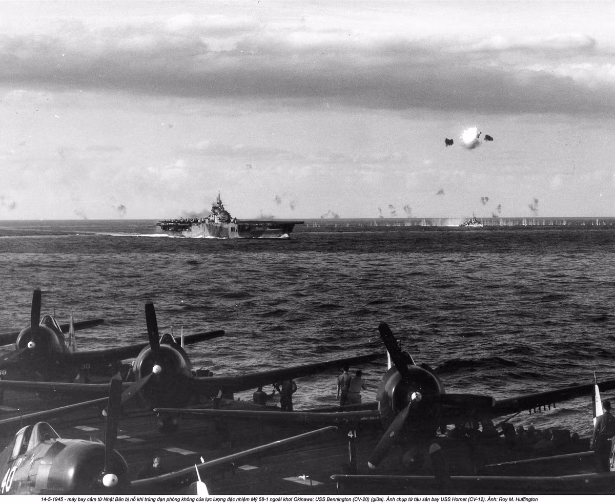 Trong ảnh, tàu sân bay USS Hornet của Hải quân Mỹ bị các máy bay Nhật Bản tấn công ở cự ly rất gần, các khu trục hạm và tuần dương hạm khác của Mỹ bị quân Nhật đánh bật khỏi đội hình, khiến lực lượng Mỹ bị yếu và không còn áp đảo về hỏa lực phóng không. Nguồn ảnh: Flickr.