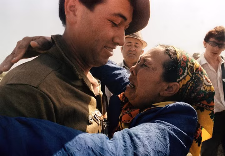 Một binh lính Liên Xô trở về nhà trong vòng tay của gia đình. Nguồn ảnh: Theatlantics.