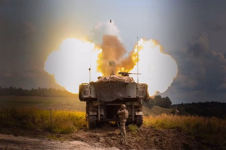 Binh sĩ bộ binh Mỹ khai hỏa pháo tự hành M109A6 Paladin trong cuộc tập trận tại thao trường Grafenwoehr, Đức.