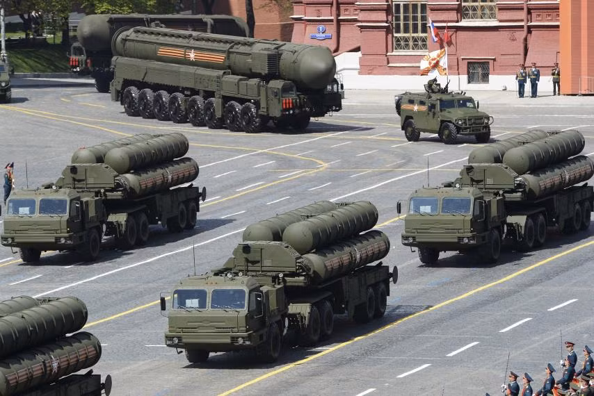 Hiện nay, Nga là quốc gia sở hữu nhiều S-400 nhất với 25 tiểu đoàn ở 12 trung đoàn. Dự tính đến năm 2020, người Nga sẽ triển khai 28 trung đoàn S-400, mỗi trung đoàn biên chế 2-3 tiểu đoàn. Về việc xuất khẩu S-400, hiện Trung Quốc là quốc gia duy nhất ngoài Nga đã ký mua được S-400 (khoảng 6 tiểu đoàn). Nguồn ảnh: News.