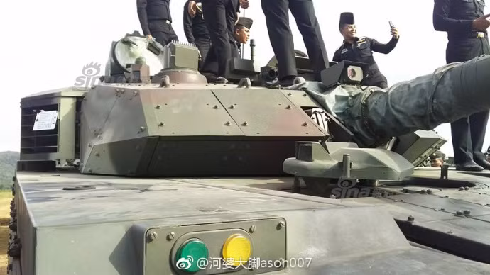 Lớp giáp của VT-4 hiện vẫn còn là một ẩn số. Xe sở hữu một pháo nòng trơn cỡ nòng 125 mm cùng với 1 khẩu đại liên 12,7 mm và một súng máy đồng trục cỡ nòng 7,62 mm. Nguồn ảnh: Sina.