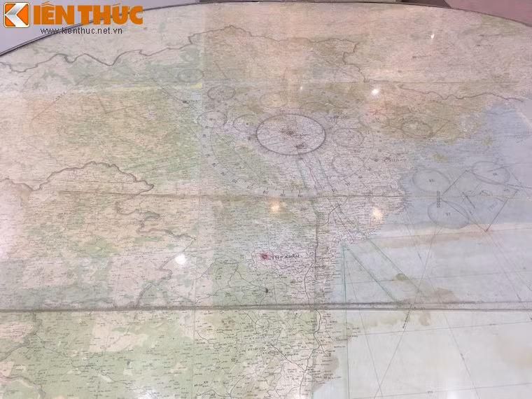 Trong bảo tàng Phòng không Không quân Hà Nội có một hiện vật hết sức đặc biệt, đó là tấm xa bàn ghi lại chi tiết thế trận của lực lượng Phòng không - Không quân Việt Nam trong chiến dịch Hà Nội 12 ngày đêm lịch sử.