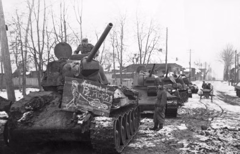 Và cũng chính nhờ vào sự kiên quyết của Stalin, T-34 mới được đưa vào sản xuất hàng loạt và được trang bị chính thức từ năm 1940 và kể từ đó đã có đã có 84.070 chiếc xe tăng T-34 các loại được Moscow sản xuất trong toàn cuộc chiến này. Nguồn ảnh: Tankencyc.