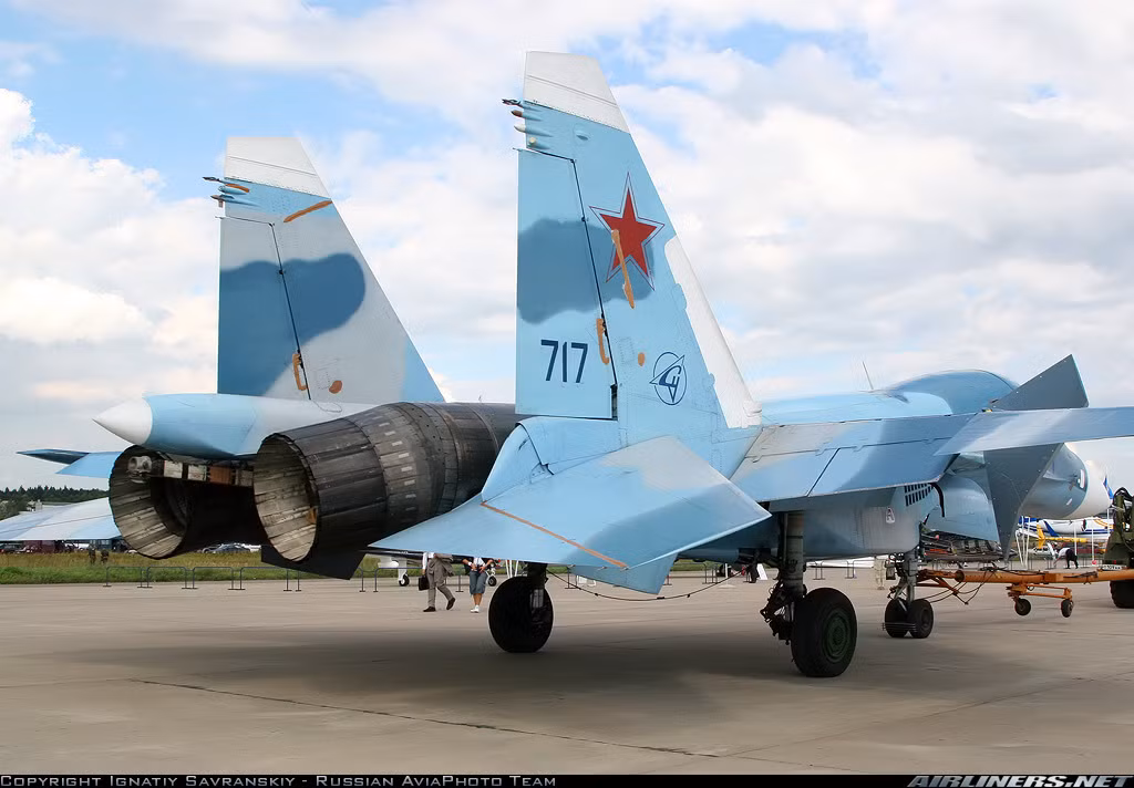 Máy bay tiêm kích hạm Su-27KUB trang bị động cơ có kiểm soát véc tơ lực đẩy AL-31FP. Nguồn ảnh: Airliners.