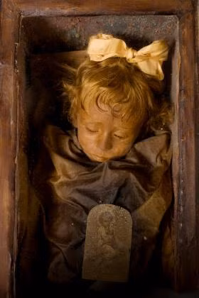 Xác ướp của bé Rosalia Lombardo 2 tuổi nằm trong nghĩa trang dưới lòng đất Capuchin Catacombs ở Ý. Mặc dù qua đời vì bệnh viêm phổi vào năm 1920, cơ thể của em vẫn được bảo quản một cách đáng kinh ngạc.